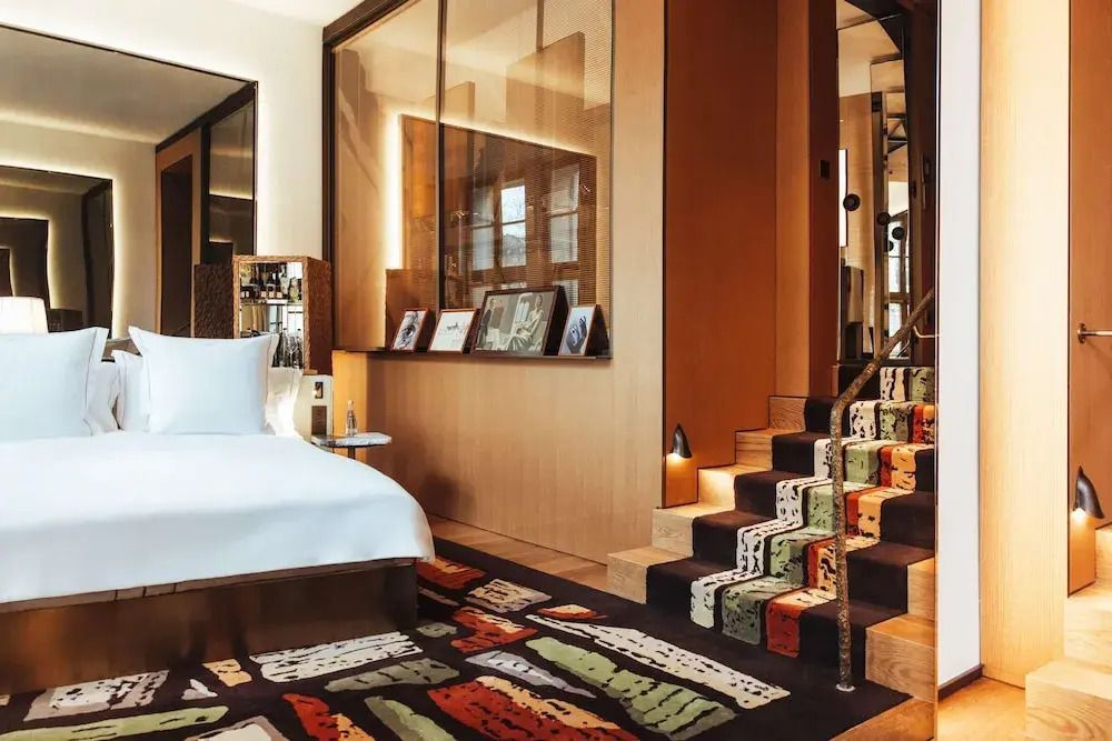 Elegantes Doppelzimmer mit modernem Design und künstlerischem Teppich