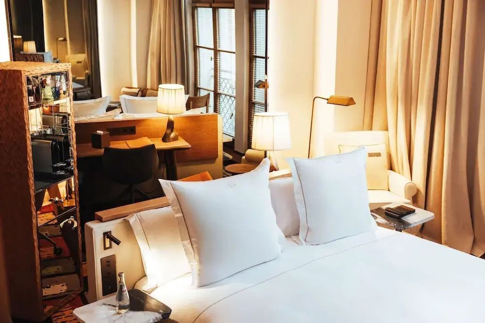 Komfortables Doppelbett mit hochwertiger Bettwäsche im Hotelzimmer