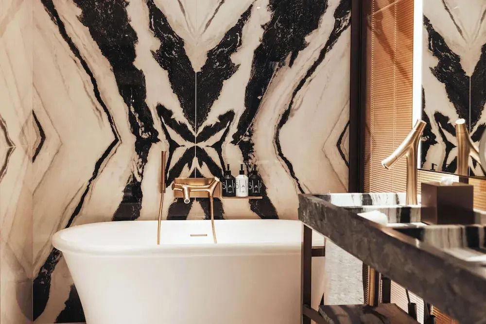 Elegantes Badezimmer mit freistehender Badewanne und Marmorakzenten
