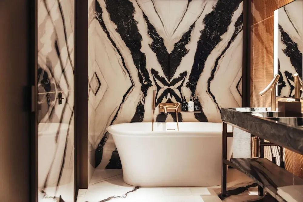 Freistehende Badewanne in elegantem Marmorbad