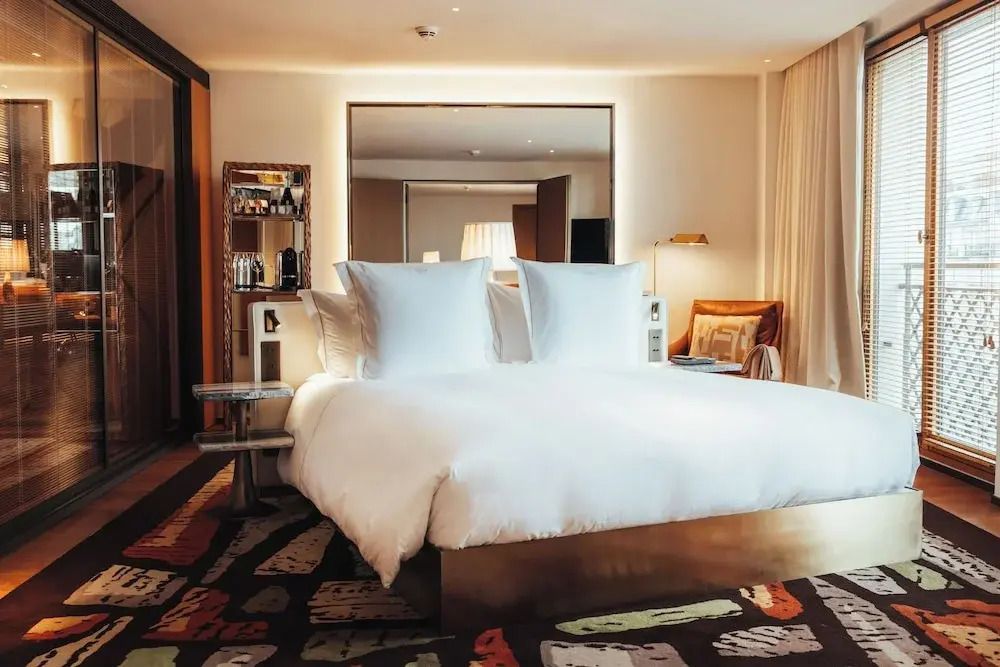 Elegantes Doppelbett in modernem Hotelzimmer mit stilvoller Einrichtung
