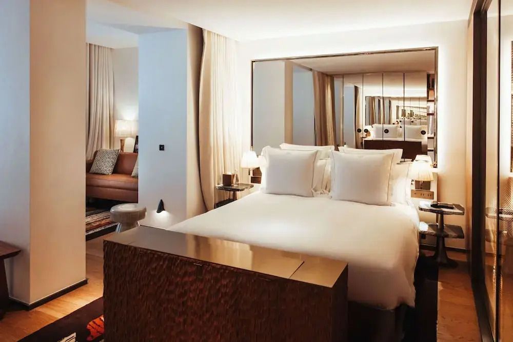 Lichtdurchflutetes Doppelzimmer mit luxuriöser Sitzgruppe und Dekoration