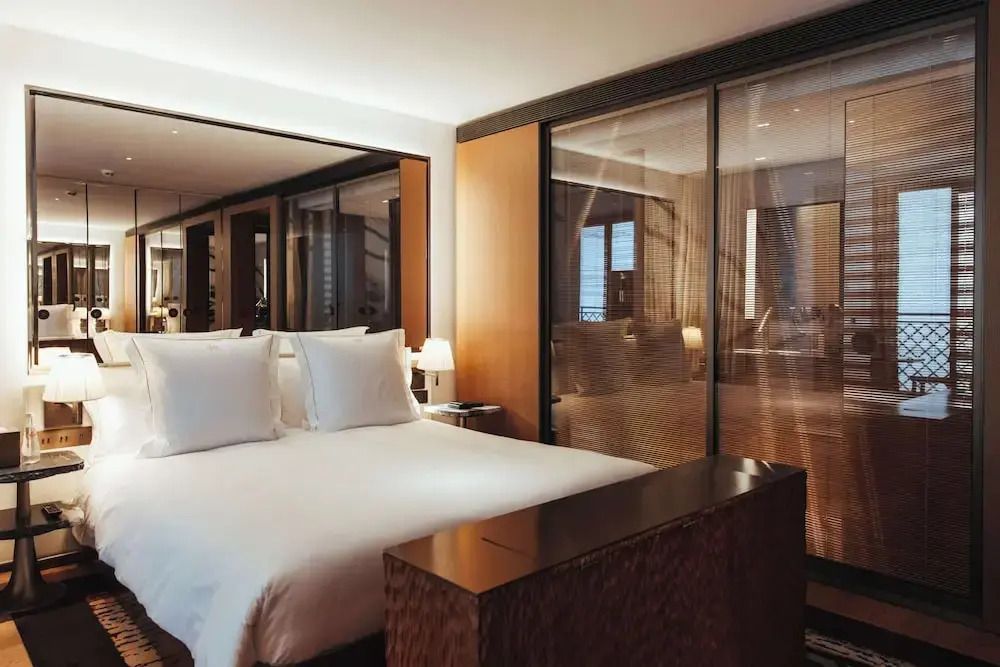 Doppelzimmer mit großen Fenstern und eleganter Inneneinrichtung