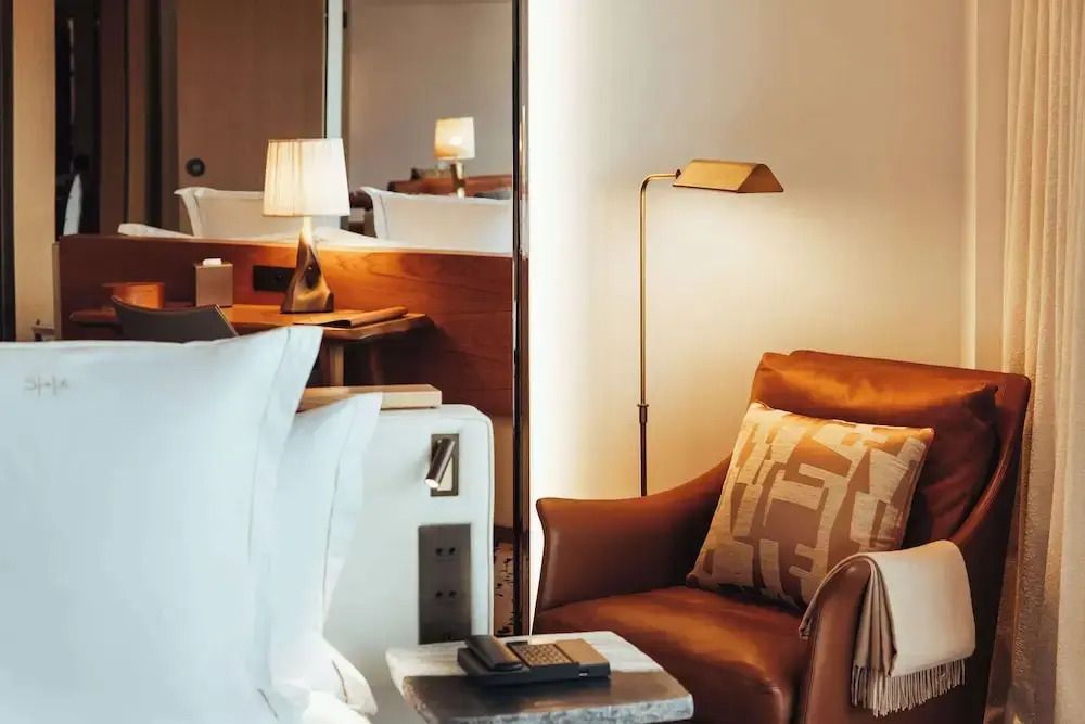 Gemütliche Sitzecke im Hotelzimmer mit eleganter Beleuchtung