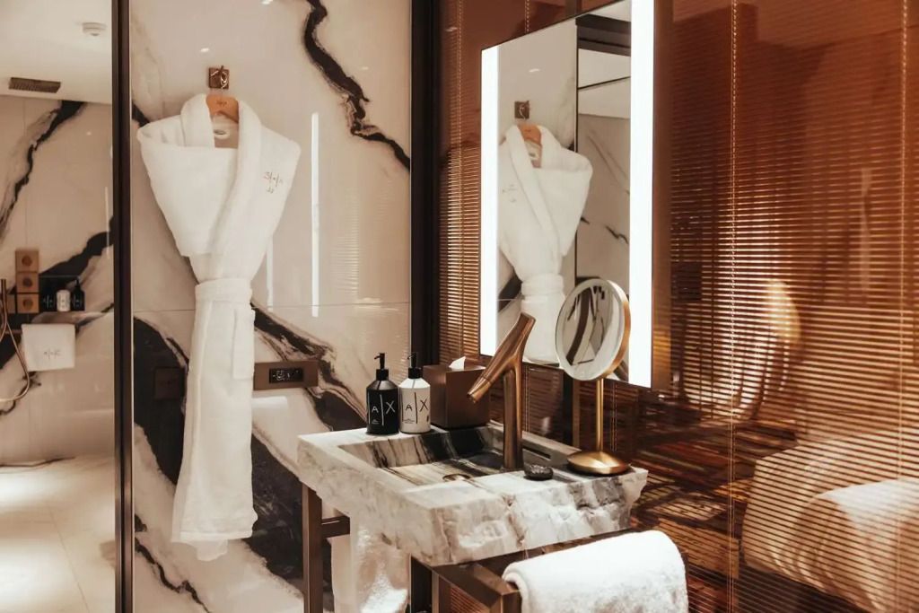 Luxuriöses Badezimmer mit Marmorakzenten und eleganter Beleuchtung