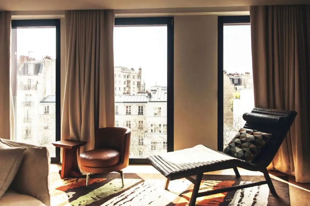 Helle Suite mit großen Fenstern und stilvoller Sitzgelegenheit