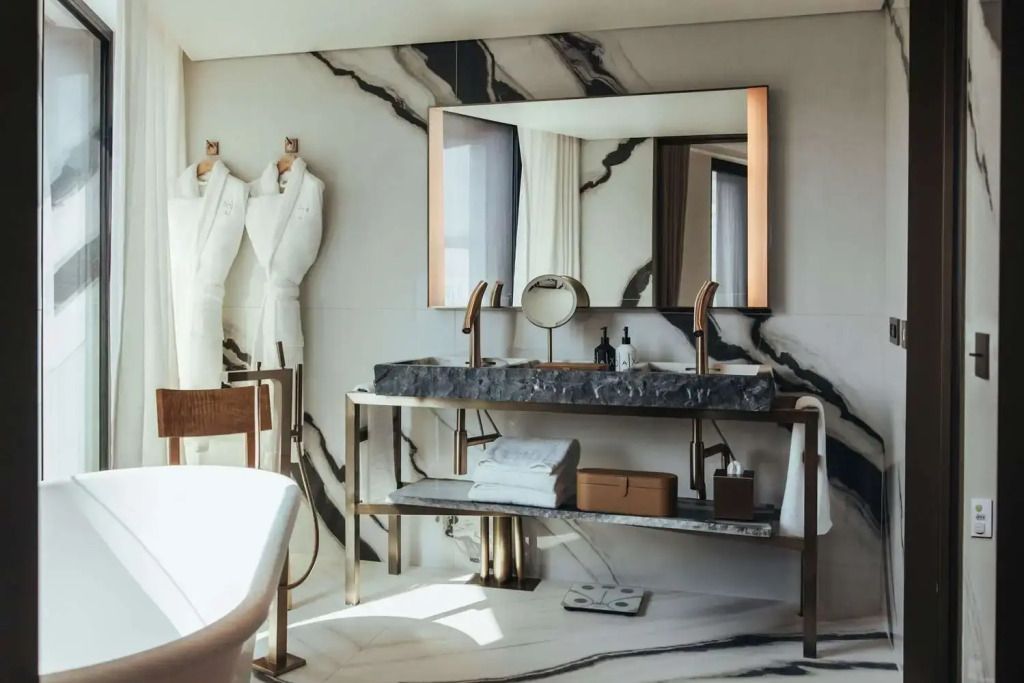 Badezimmer mit Doppelwaschbecken und eleganten Armaturen