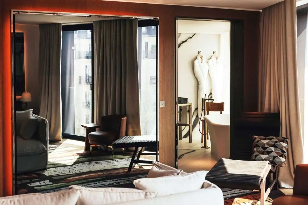 Geräumige Suite mit modernem Design und Blick ins Badezimmer