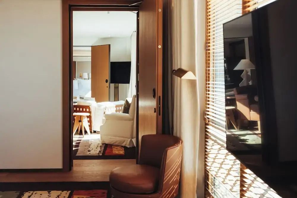 Familienzimmer mit Blick ins helle Wohnzimmer durch geöffnete Tür