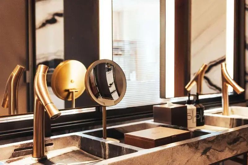 Eleganter Waschtisch mit Spiegel und modernen Armaturen in einem Badezimmer.
