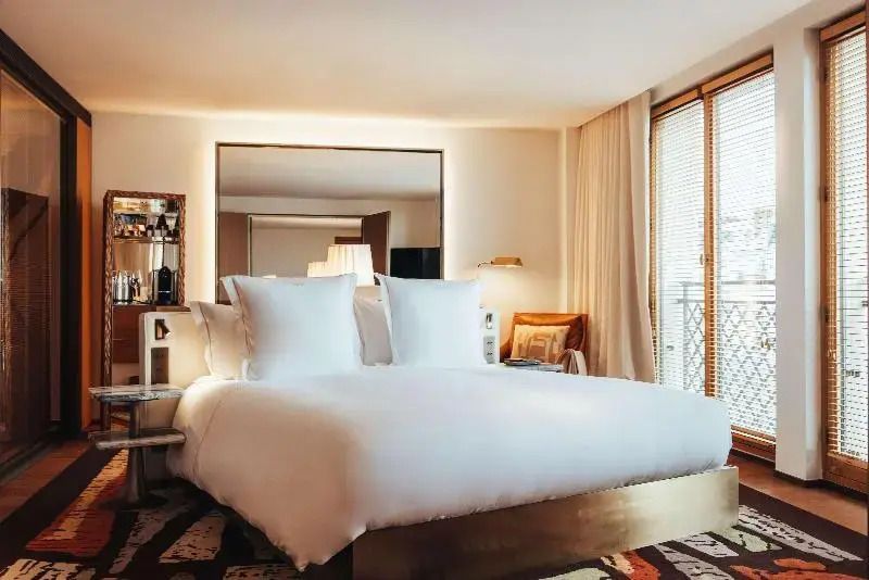 Luxuriöses Schlafzimmer mit großem Bett und eleganter Dekoration.