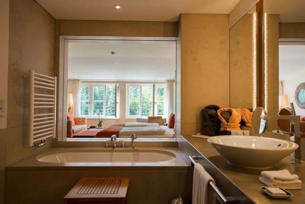 Badezimmer mit Ausblick in eleganter, heller Junior-Suite.