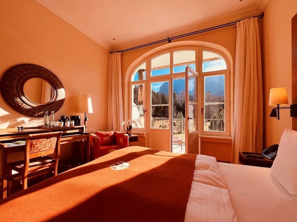Helles Deluxe Doppelzimmer mit Balkon und Bergblick in Schloss Elmau