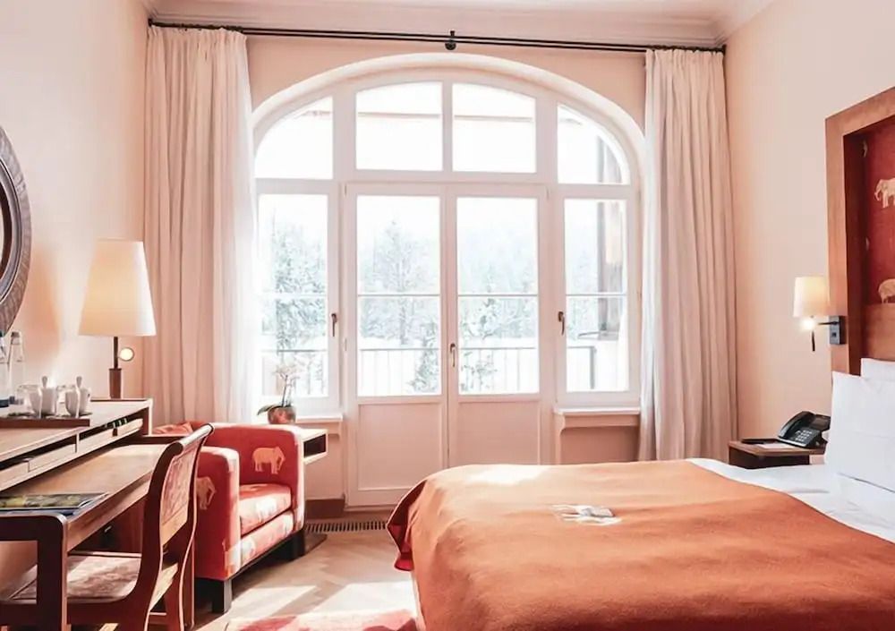 Gemütliches Zimmer mit großem Fenster und Balkon im Schloss Elmau