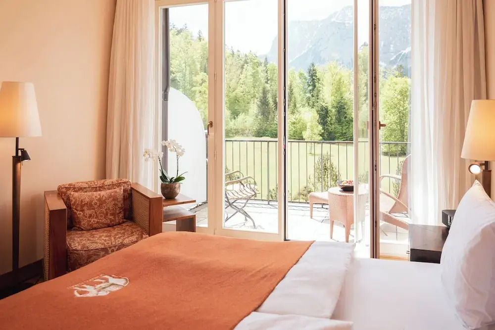Zimmer mit Balkon und Ausblick auf die Berge im Schloss Elmau