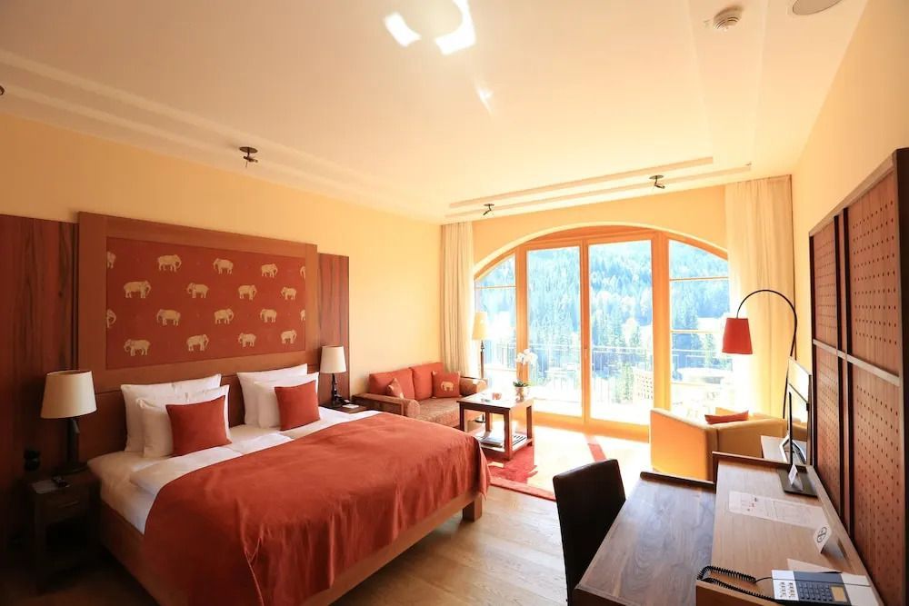 Lichtdurchflutetes Doppelzimmer mit Bergblick und gemütlicher Sitzecke