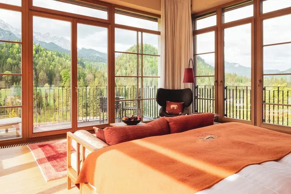 Schlafzimmer mit herrlichem Bergblick und großen Fenstern.