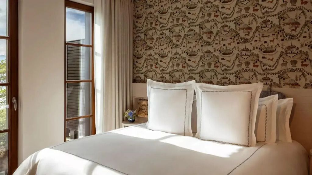 Elegantes Schlafzimmer mit zwei weißen Kissen und Lichtdurchflutetem Fenster