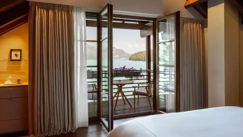 Balkon mit atemberaubendem Seeblick durch offene Balkontüren