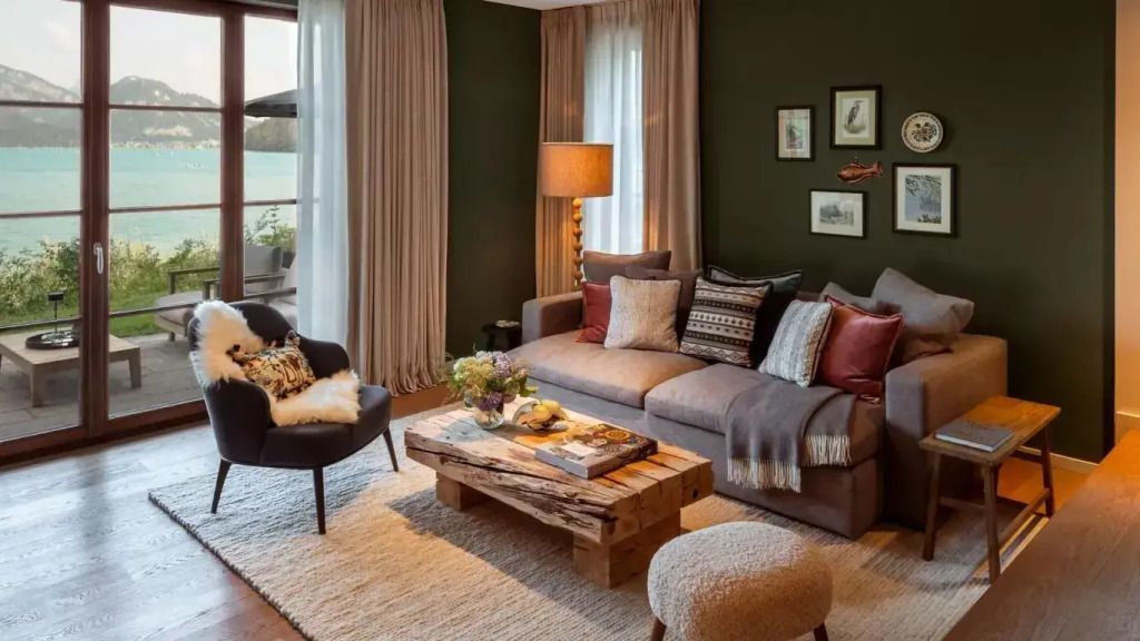 Gemütliches Wohnzimmer mit eleganter Dekoration und Tageslicht