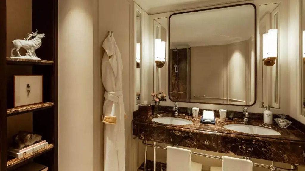 Luxuriöses Badezimmer mit Marmordoppelwaschbecken und eleganter Beleuchtung