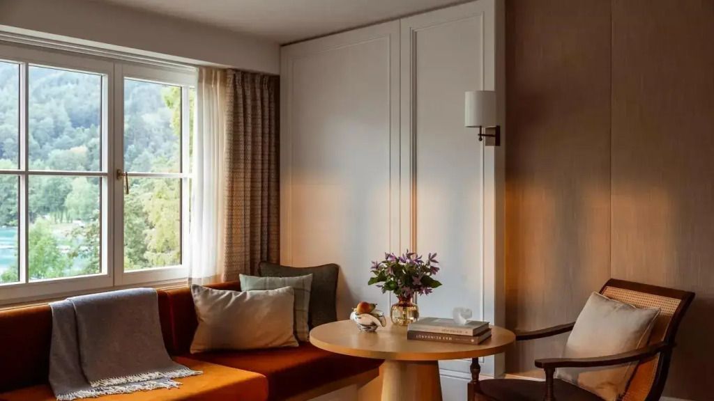 Gemütliche Sitzecke mit Tisch und Dekoration im Grand Premier Double Room