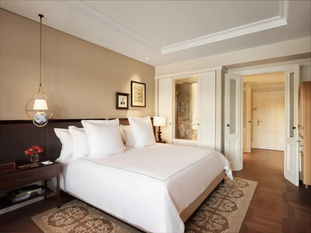 Elegantes Schlafzimmer in der Heritage Doppel Suite mit Doppelbett und stilvoller Dekoration