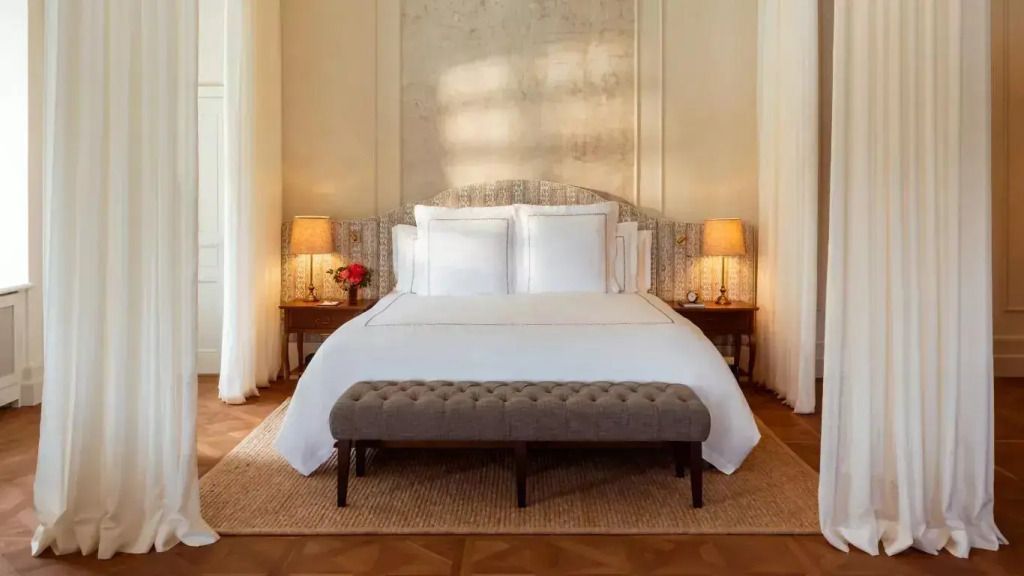 Elegantes Schlafzimmer mit Kingsize-Bett und dezenten Nachttischlampen im Kaiserin Elisabeth Haus