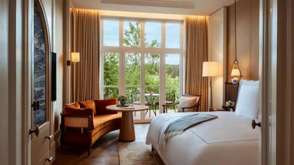 Modern eingerichtetes Premier Doppel Zimmer mit Blick auf den See durch große Fenster
