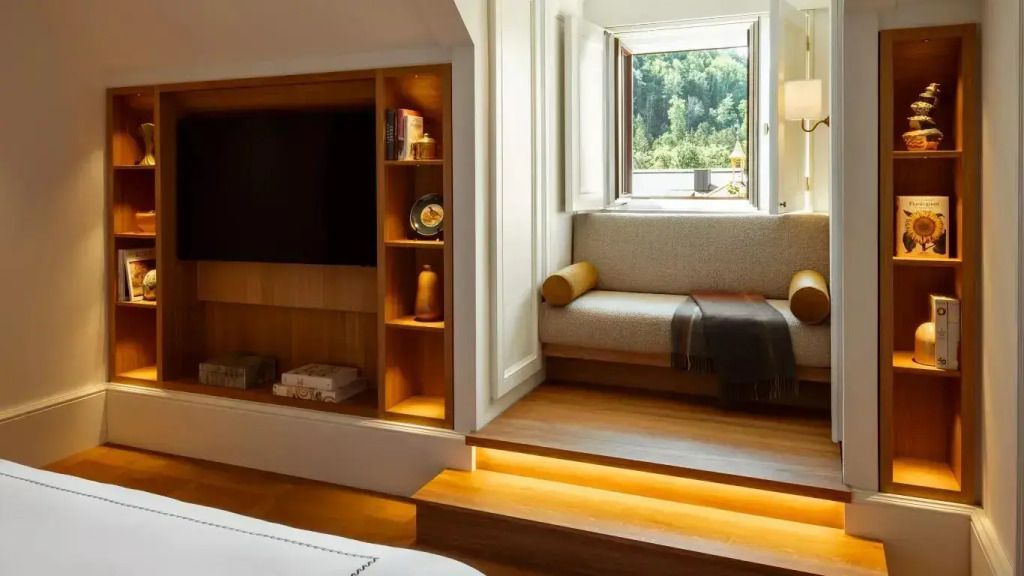 Suite mit Blick auf die Natur durch ein geöffnetes Fenster, gemütlicher Sitzbereich