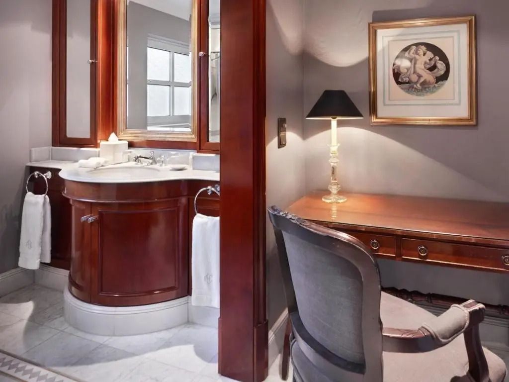 Stilvoller Schreibtischbereich im Zimmer mit elegantem Holzdesign.