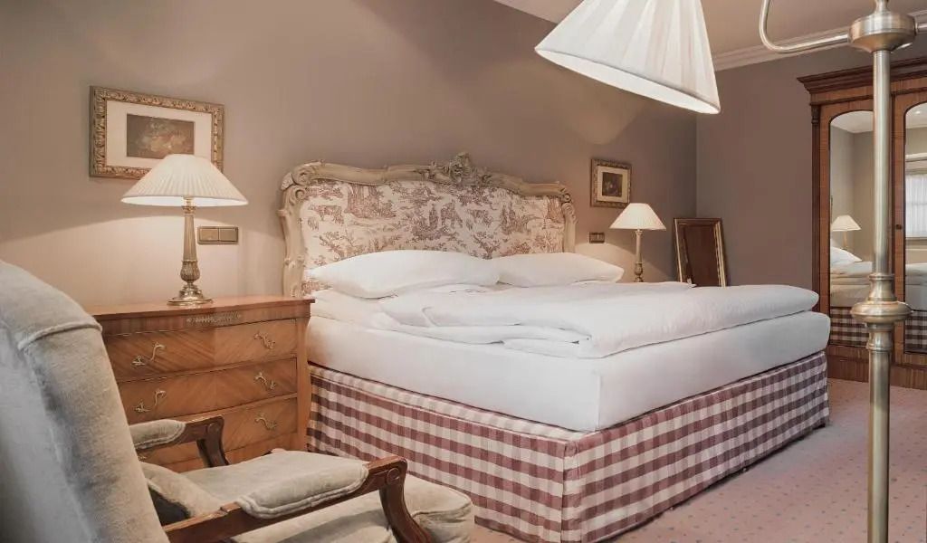 Gemütliches Schlafzimmer mit großem Bett und stilvollen Details.
