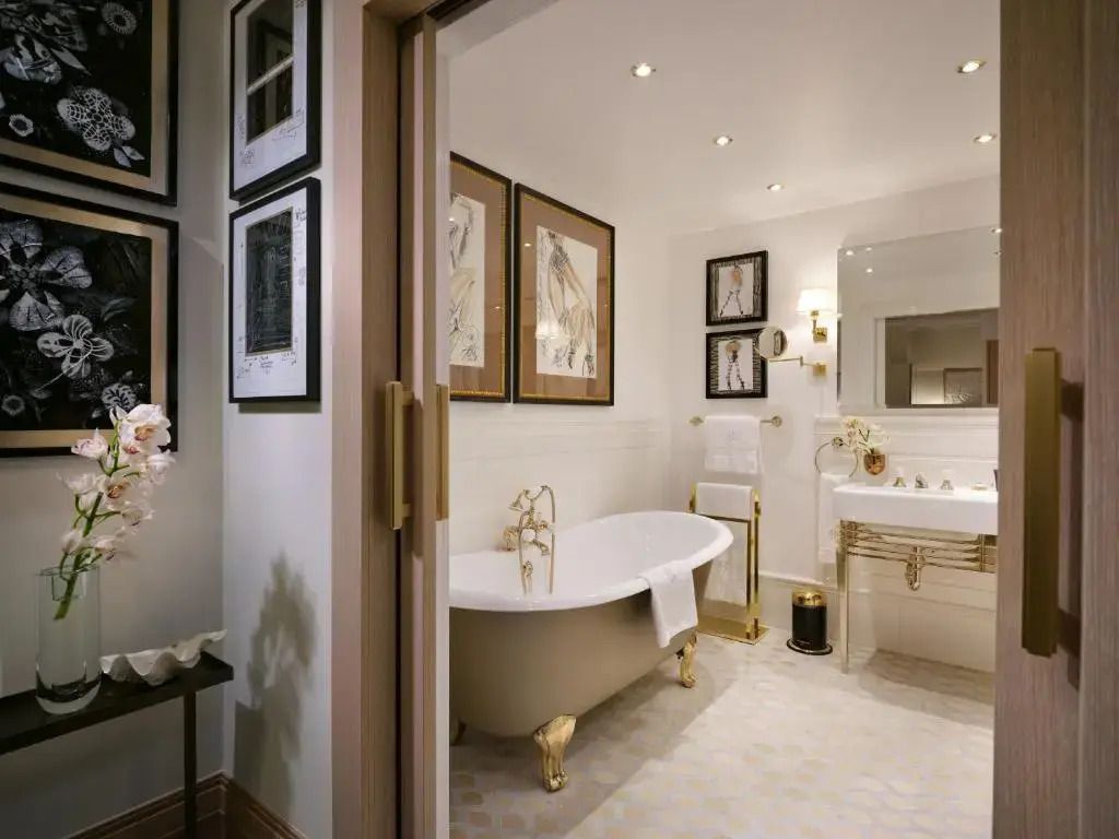 Elegantes Badezimmer mit freistehender Badewanne und luxuriösen goldenen Akzenten