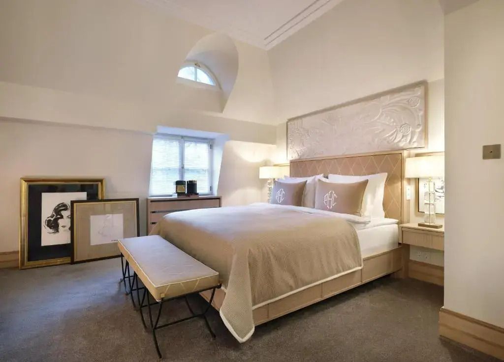 Schlafzimmer in einer Suite mit Tageslicht, modernen Möbeln und angenehmer Beleuchtung