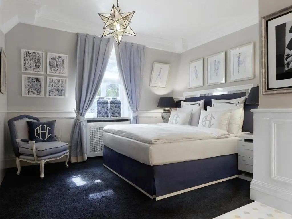 Elegantes Premium Zimmer mit blauen und weißen Farbtönen Dekoration und Sternenleuchte.