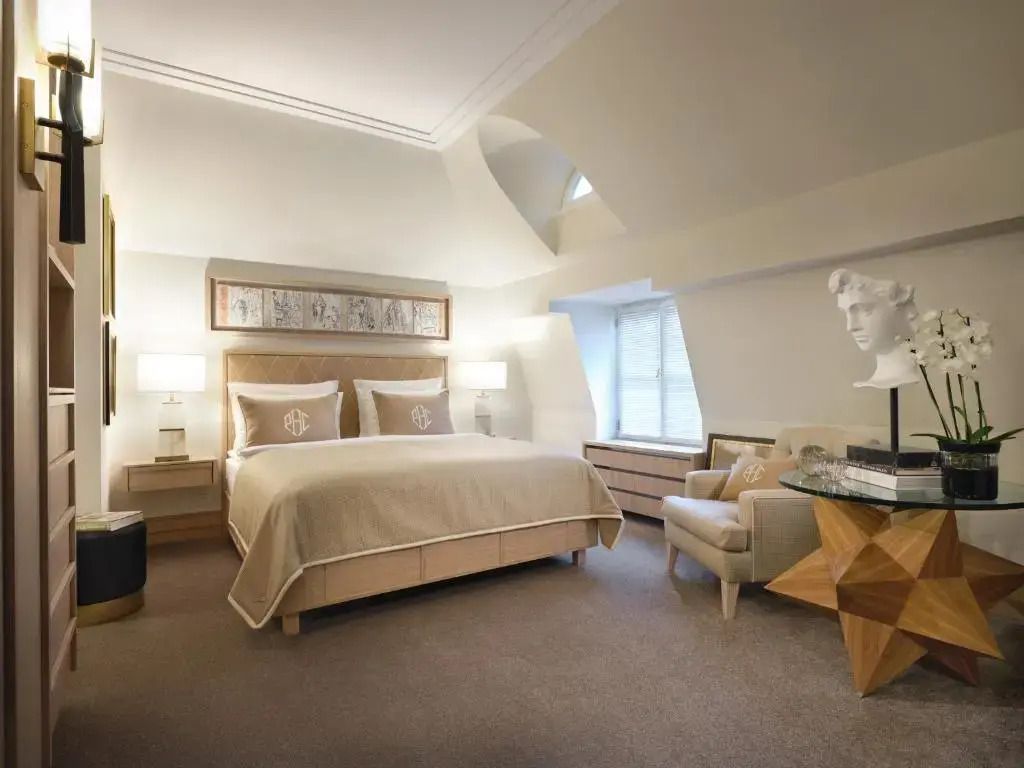 Luxuriöses Schlafzimmer mit neutralen Tönen und modernen Kunstakzenten.