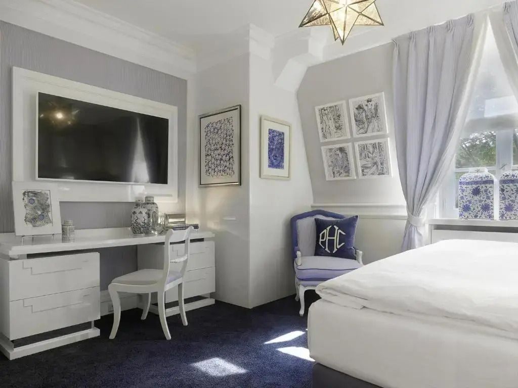 Dieskbereich im Premium Zimmer mit TV und stilvollen Dekorationen.