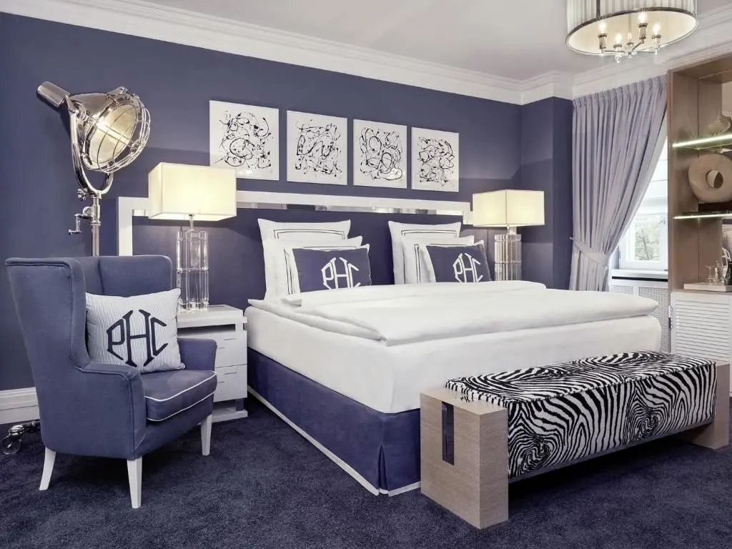 Geschmackvolles Premium Zimmer mit blauen Akzenten und kunstvoller Dekoration.