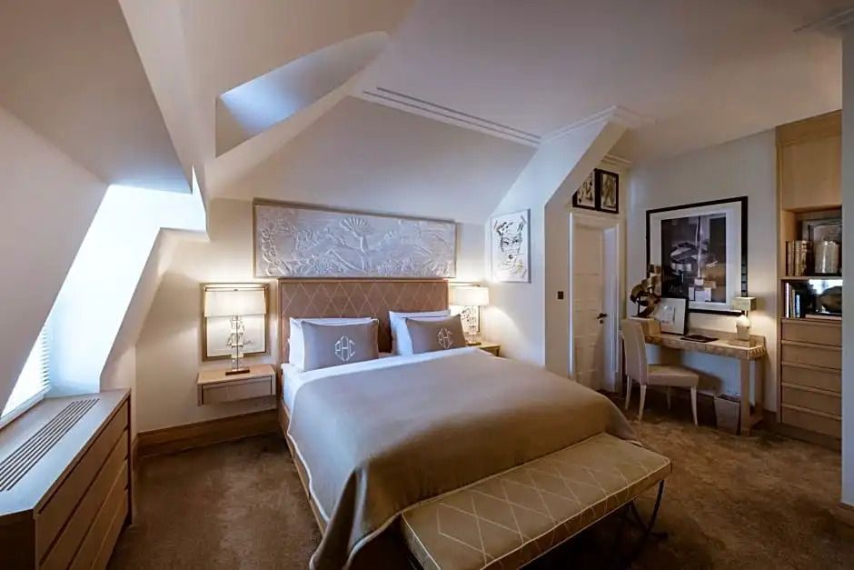 Elegantes Hotelzimmer mit modernem Design und Dachschrägen