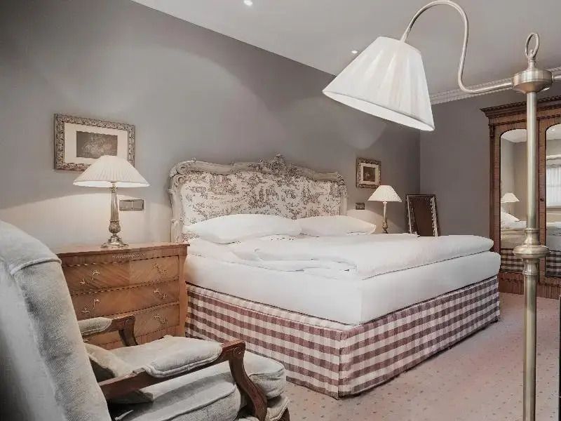 Klassische Suite mit opulentem Bett und edler Beleuchtung