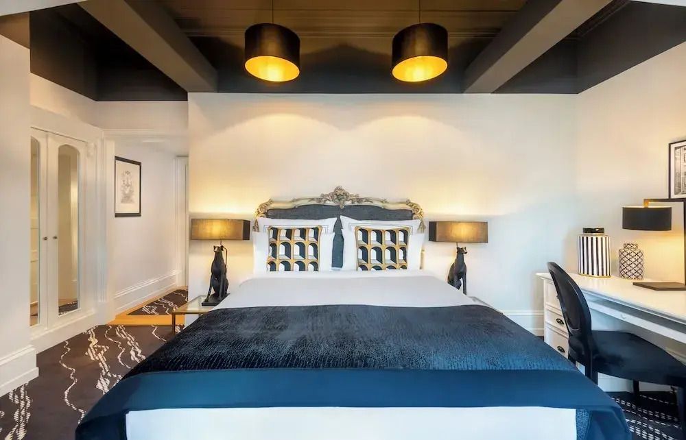 Doppelbett mit eleganten Details in einem gut beleuchteten Hotelzimmer