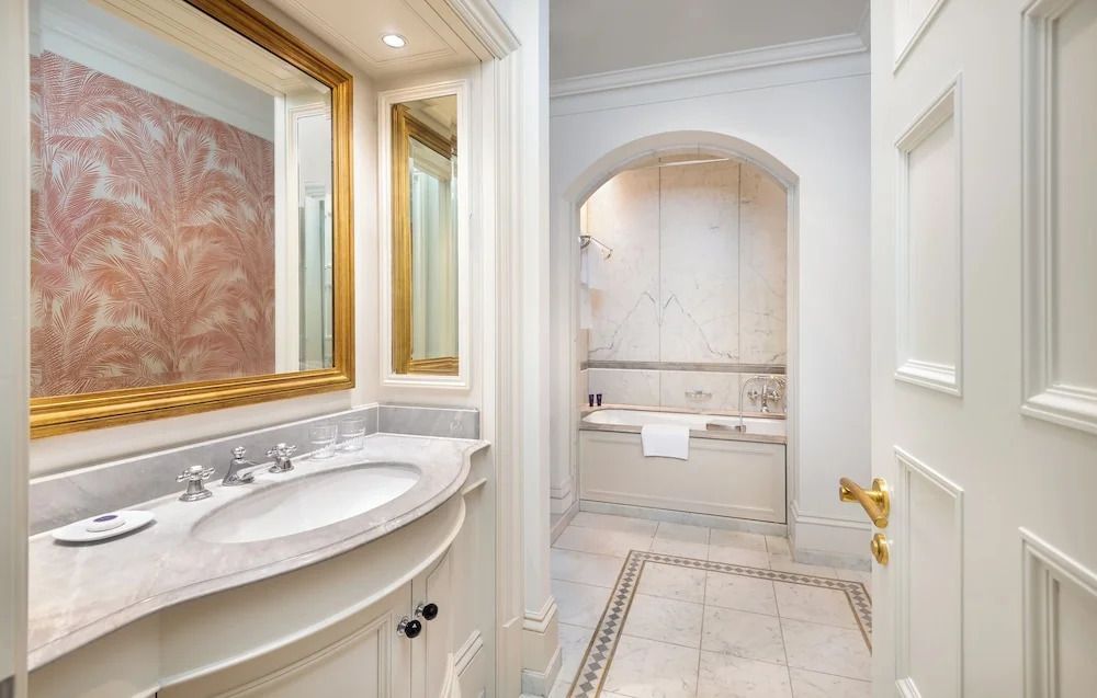 Luxuriöses Badezimmer mit Marmordetails und goldenen Akzenten