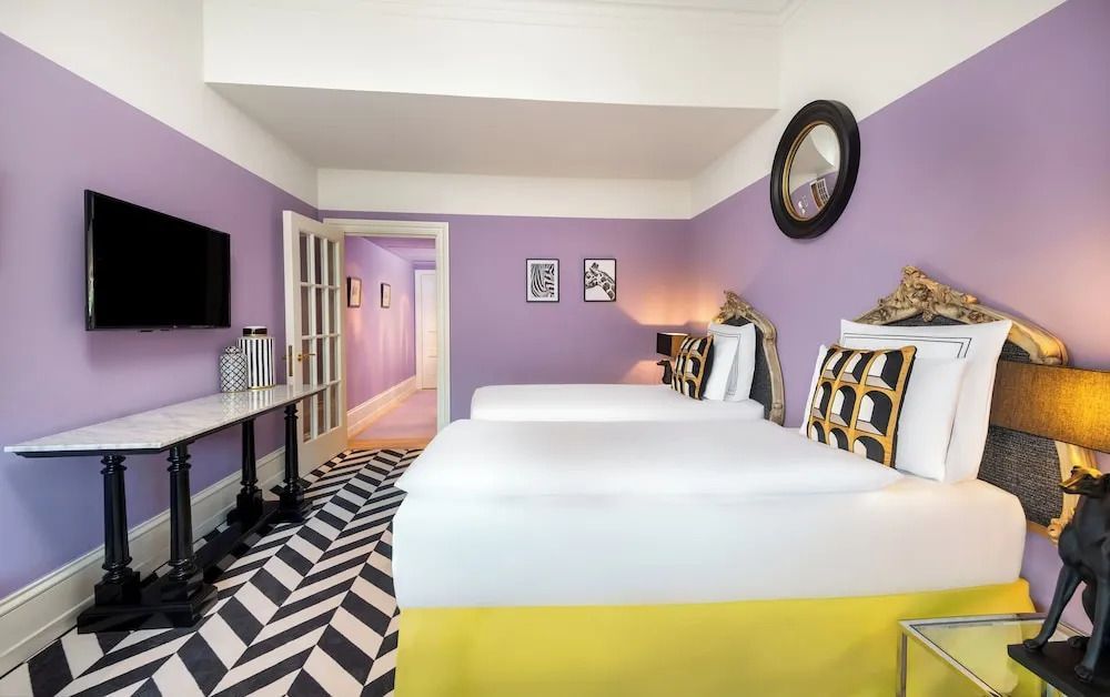 Hotelzimmer mit zwei Betten und einzigartiger Wanddekoration