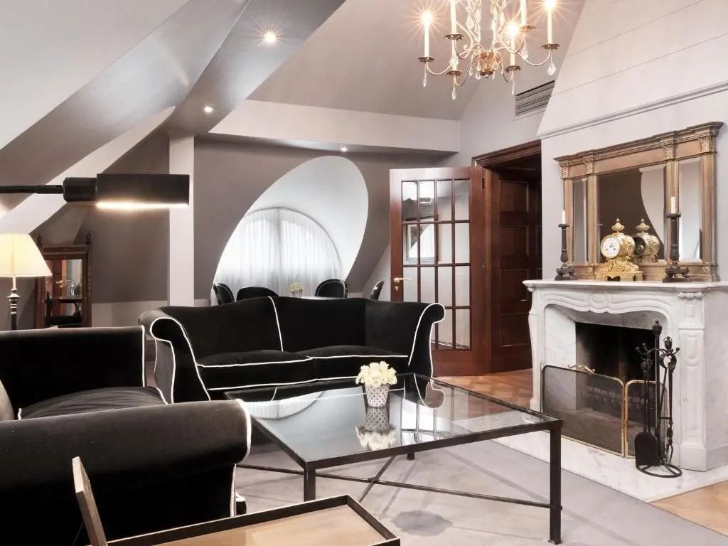 Elegante Suite mit modernen Möbeln und Kronleuchter im Schlosshotel Berlin