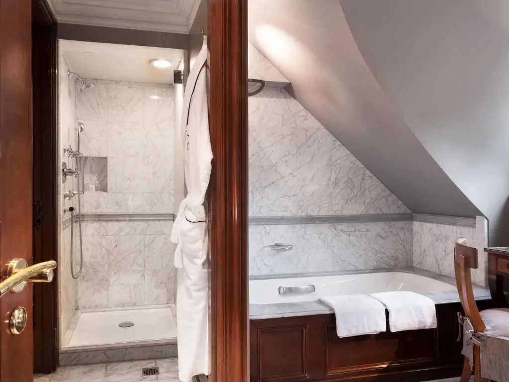 Marmorbadezimmer mit Dusche und Badewanne in der Suite des Schlosshotel Berlin