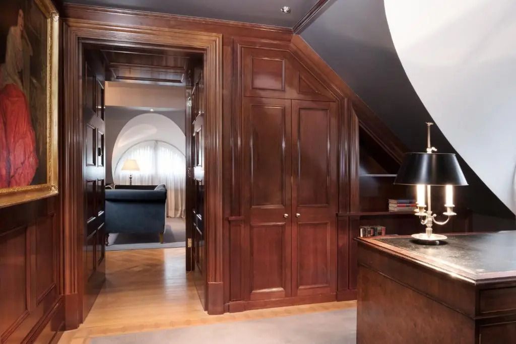 Elegante Holzverkleidung und modernes Design in der Suite des Schlosshotels