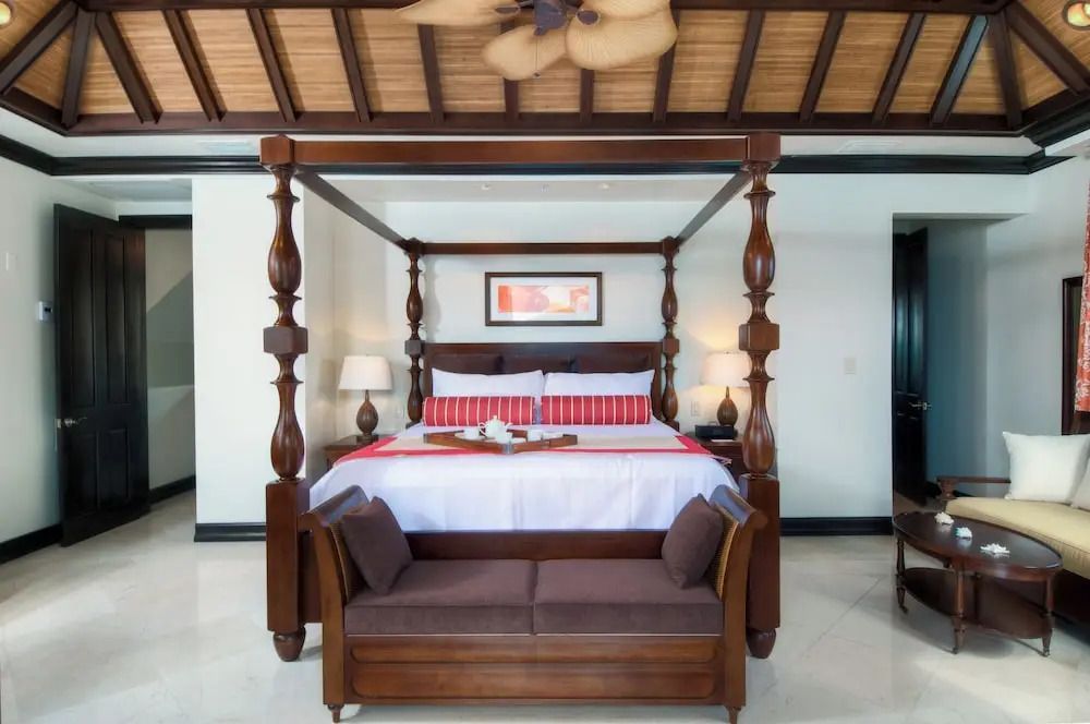 Luxuriöse Villa mit Himmelbett und eleganten Möbeln in warmen Farben.