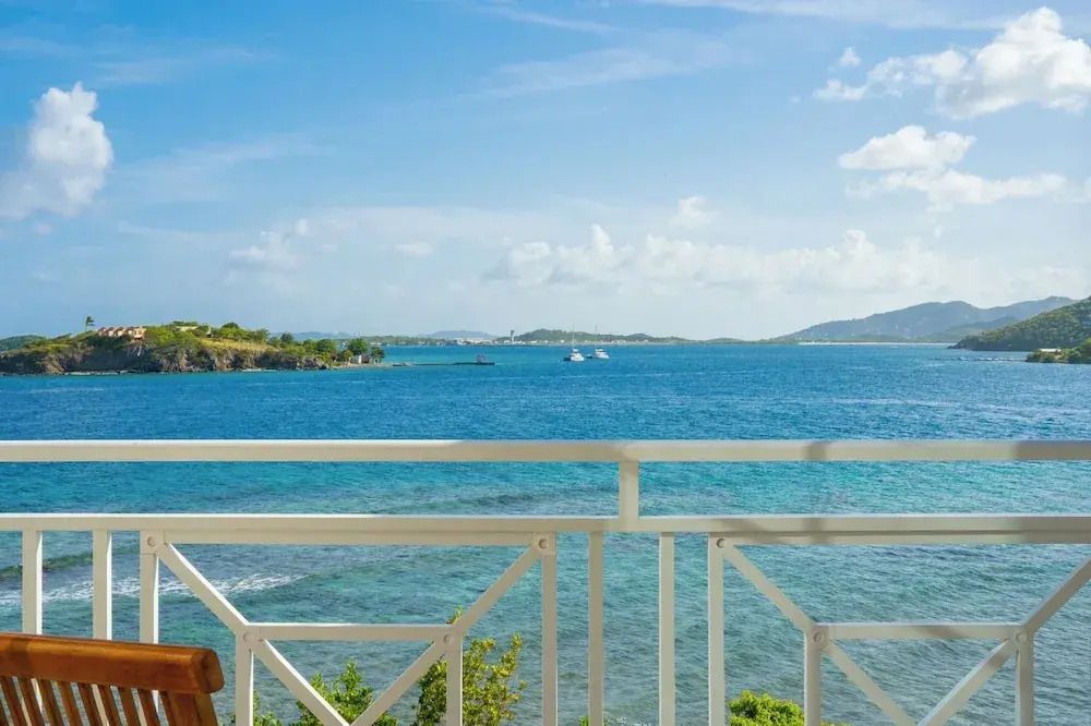 Balkon mit Blick auf das blaue Meer und bewölkten Himmel