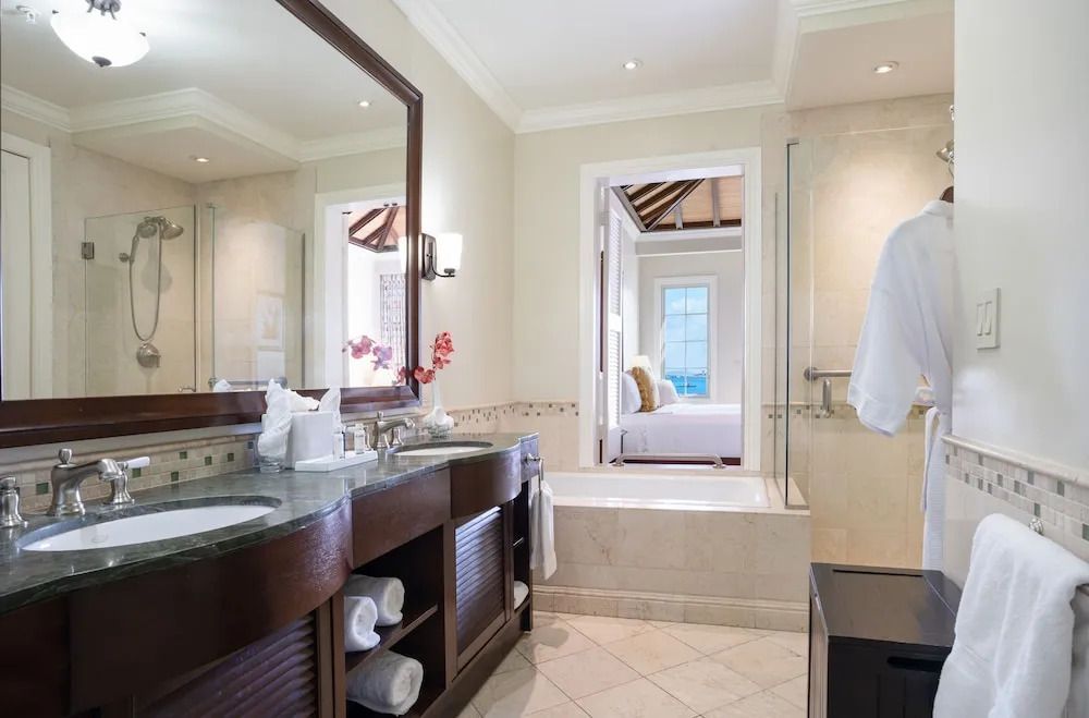Badezimmer mit zwei Waschbecken und Blick ins Zimmer