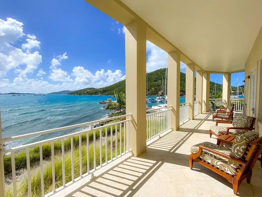 Balkon mit Blick auf das Meer und die umliegenden Hügel auf der Scrub Island.